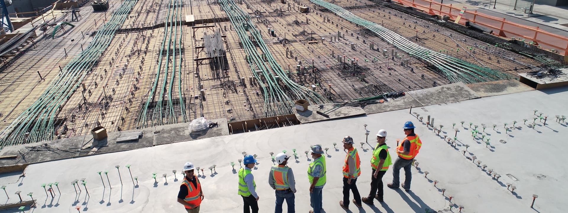 Betonarme dökümünde senkron hareket eden saha ekibi — ortak ritim, güvenlik ve kalite için eşzamanlı çalışma